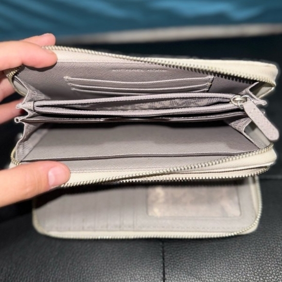 Michael Kors Winter White Leather Wristlet! Gray MK Pattern & Wristlet Strap! - Picture 6 of 9